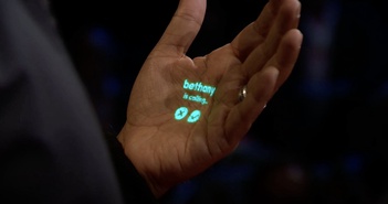 Cựu lãnh đạo thiết kế Apple trình diễn thiết bị AI chiếu cuộc gọi điện lên bàn tay