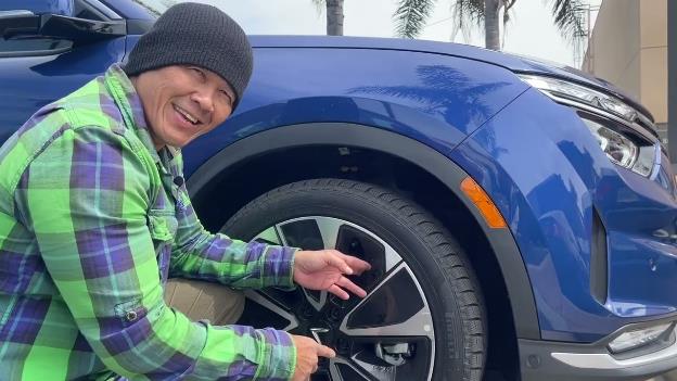 Người chơi xe Mỹ thử sức với VF 8 với cung đường off-road "khó nhằn"