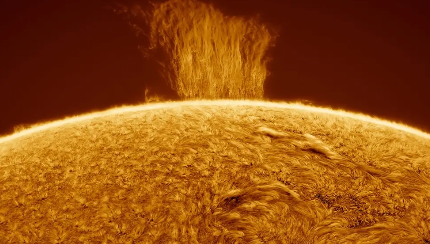 Chiêm ngưỡng "dòng thác plasma" trên Mặt trời cao gấp 8 lần Trái đất
