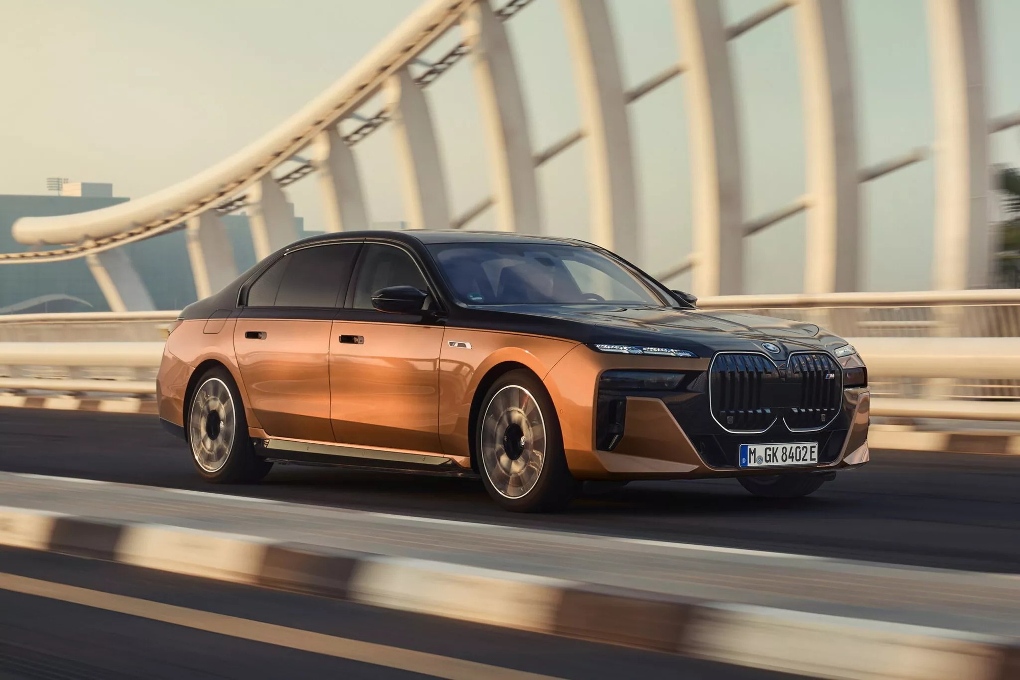 BMW i7 M70 - Xe điện nhanh nhất lịch sử của nhà sản xuất, chạy 472km/sạc và có chế độ tắt điều hoà để tiết kiệm pin.