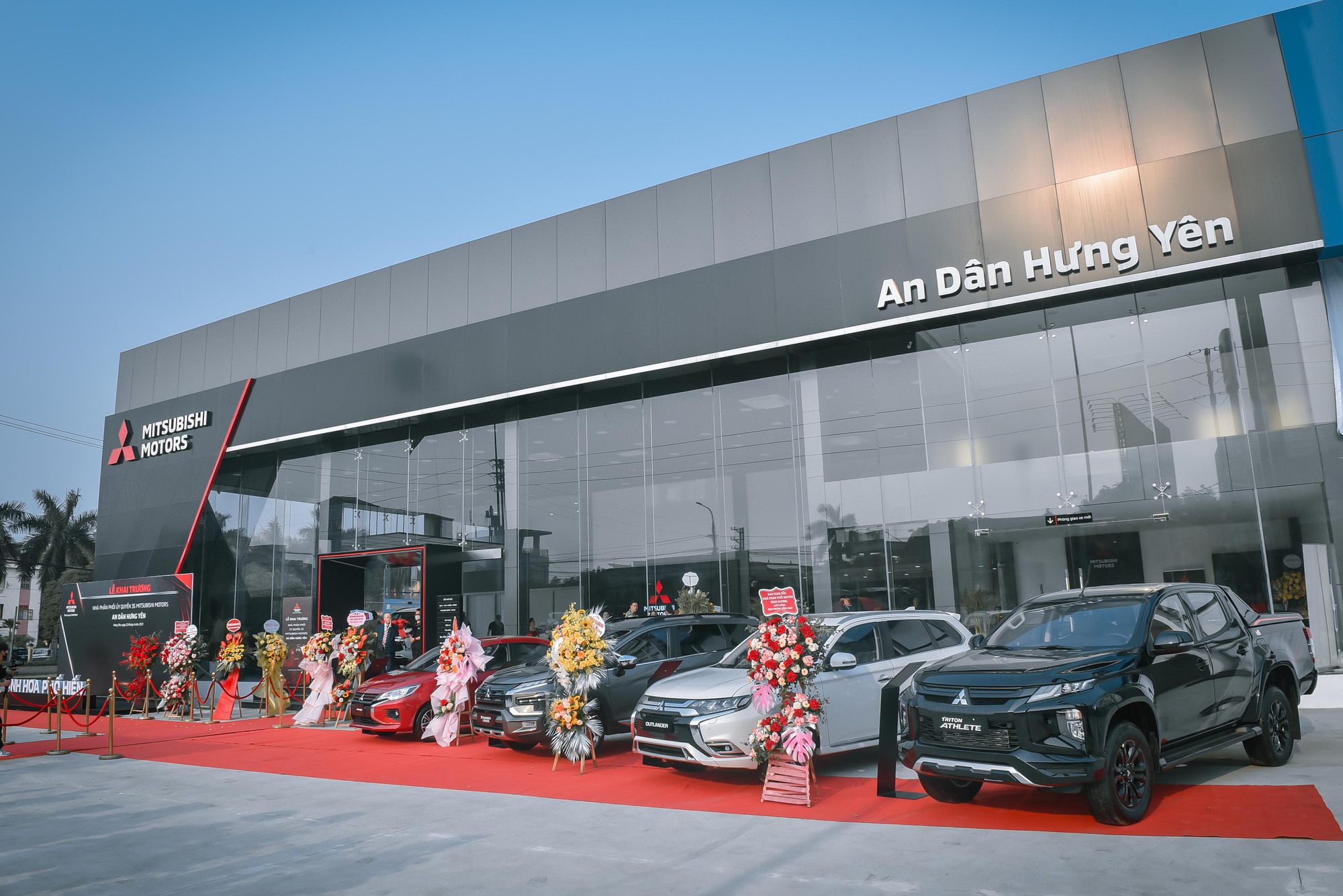 Showroom Mitsubishi, rộng gần 4.000 m2 ở Hưng Yên, được đầu tư hơn 82 tỷ đồng và bán hơn 50 xe mỗi tháng trong năm đầu tiên.