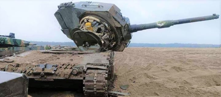 Trước khi kịp ra trận, xe tăng Đức của Lính Ukraine đã bị hư hỏng.