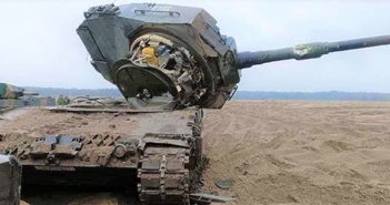 Trước khi kịp ra trận, xe tăng Đức của Lính Ukraine đã bị hư hỏng.