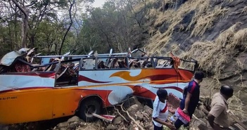 Ấn Độ: Xe buýt chở nghệ sĩ rơi xuống hẻm núi, 13 người thiệt mạng