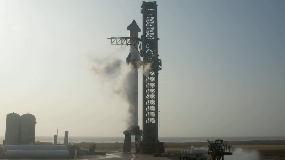 Nhân viên Elon Musk ăn mừng khi tên lửa mạnh nhất thế giới bùng nổ
