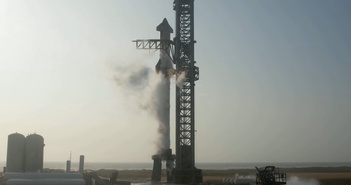 Nhân viên Elon Musk ăn mừng khi tên lửa mạnh nhất thế giới bùng nổ