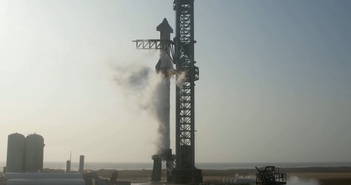 Nhân viên Elon Musk ăn mừng khi tên lửa mạnh nhất thế giới bùng nổ Nhân viên Elon Musk ăn mừng khi tên lửa mạnh nhất thế giới bùng nổ