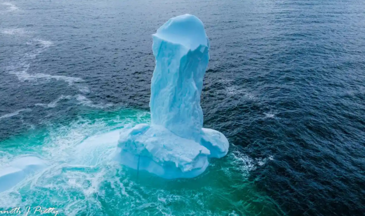 Hình thù kỳ lạ của tảng băng trôi cao 9 mét ngoài khơi Canada