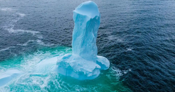 Hình thù kỳ lạ của tảng băng trôi cao 9 mét ngoài khơi Canada