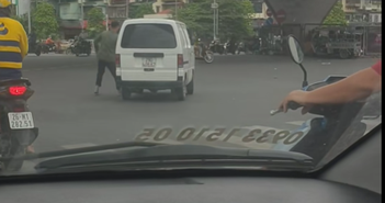 Sau khi mâu thuẫn, tài xế hung hăng nhấn ga lao thẳng vào người đàn ông khiến kết cục phải "tháo chạy" Sau khi mâu thuẫn, tài xế hung hăng nhấn ga lao thẳng vào người đàn ông khiến kết cục phải "tháo chạy"
