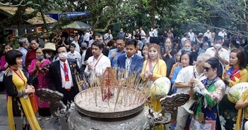 Đoàn kiều bào tiêu biểu dâng hương tưởng niệm Vua Hùng Đoàn kiều bào tiêu biểu dâng hương tưởng niệm Vua Hùng