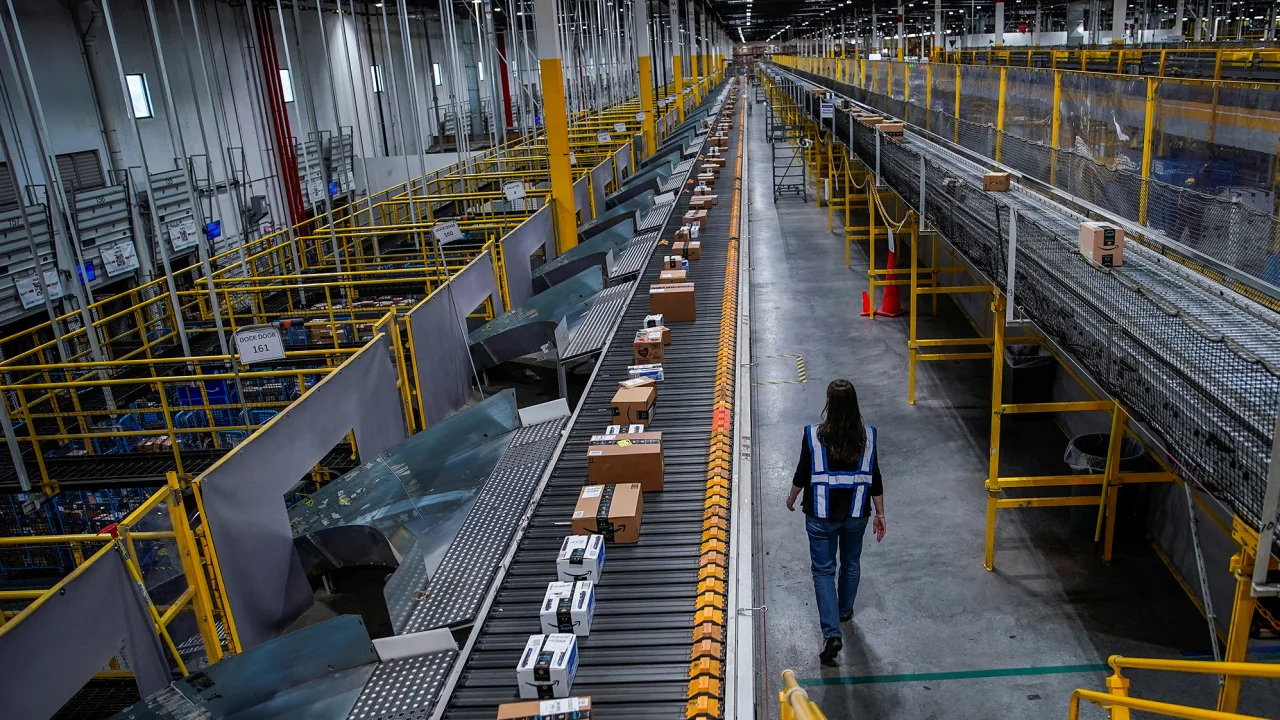 Sau khi sa thải hàng nghìn nhân sự, Amazon báo cáo lãi 3,2 tỷ USD.