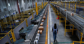 Sau khi sa thải hàng nghìn nhân sự, Amazon báo cáo lãi 3,2 tỷ USD. Sau khi sa thải hàng nghìn nhân sự, Amazon báo cáo lãi 3,2 tỷ USD.