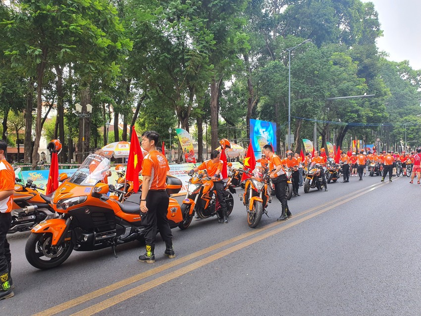 Dàn mô tô 'khủng' ấn tượng trên đường phố Sài Gòn vào ngày 30-4