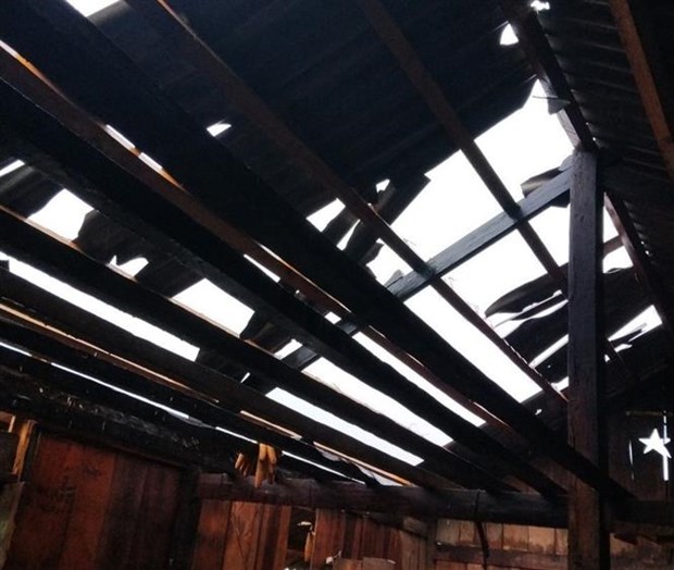 Mưa lớn, giống lốc làm tốc mái nhà dân, đổ cột điện ở Nghệ An