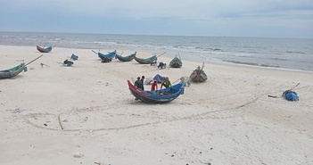Quảng Bình: Dông, lốc làm 9 thuyền gặp nạn, 1 ngư dân mất tích Quảng Bình: Dông, lốc làm 9 thuyền gặp nạn, 1 ngư dân mất tích