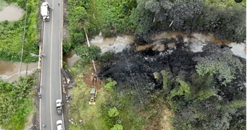 Ecuador: Sự cố tràn dầu xảy ra trong rừng Amazon do đường ống bị khoan trộm. Ecuador: Sự cố tràn dầu xảy ra trong rừng Amazon do đường ống bị khoan trộm.