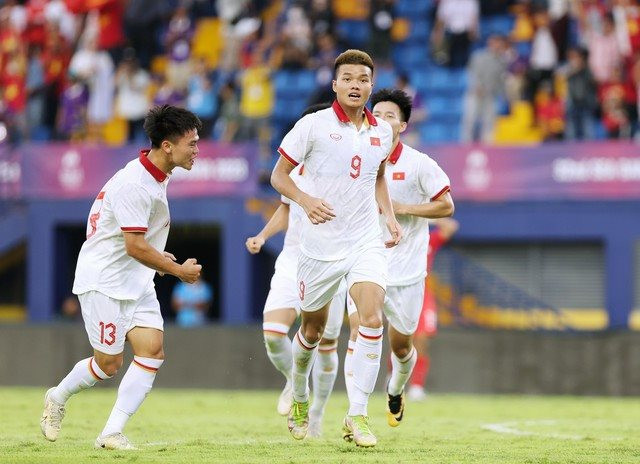 U.22 Việt Nam thắng Singapore 3-1, vươn lên ngôi đầu bảng SEA Games