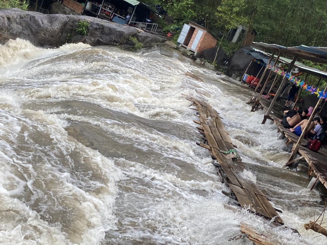 Video: Đang tắm suối, lũ đầu nguồn cuồn cuộn đổ về khiến du khách không kịp trở tay