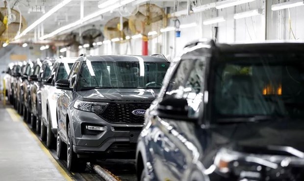 Tại Hoa Kỳ, Ford đã thu hồi 422.000 xe SUV có màn hình camera lùi.