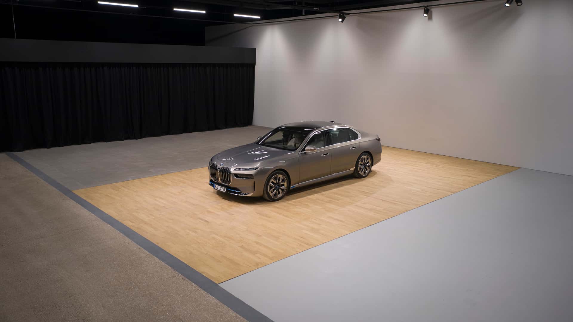 So với sân bóng đá, BMW khoe hầm thử đèn ô tô bí mật dài hơn