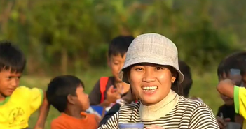 Cô gái bỏ phố về quê nấu cơm tấm, trà sữa đãi "tụi nhỏ" trong buôn Cô gái bỏ phố về quê nấu cơm tấm, trà sữa đãi "tụi nhỏ" trong buôn