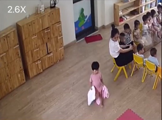 Xem video cả lớp đang ngồi học, bà mẹ bật cười khi thấy hành động lạ của con gái