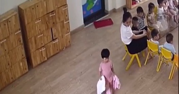 Xem video cả lớp đang ngồi học, bà mẹ bật cười khi thấy hành động lạ của con gái