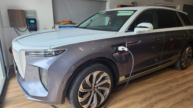 Chủ của Hongqi E-HS9, người đã bán xe 5.000 km trước đó, chia sẻ: "Rẻ hẳn 1 tỷ đồng."