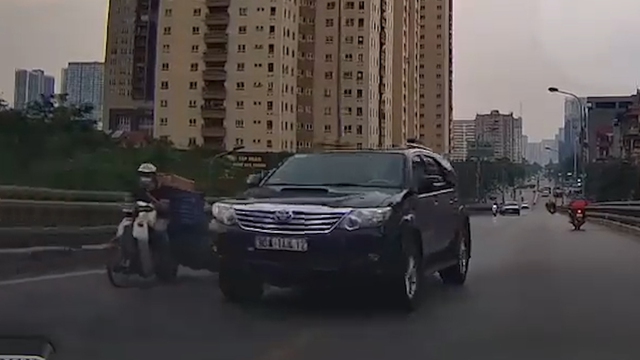 Xe Toyota Fortuner vượt qua ẩu trên cầu, gây tai nạn rồi bỏ chạy: Dân mạng bức xúc