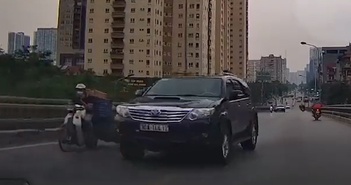 Xe Toyota Fortuner vượt qua ẩu trên cầu, gây tai nạn rồi bỏ chạy: Dân mạng bức xúc