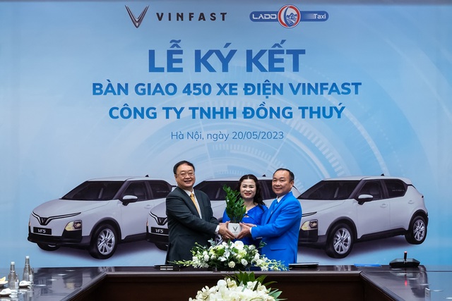 Để tăng cường dịch vụ taxi điện, Lado Taxi mua thêm 300 xe Vinfast VF 5 Plus.