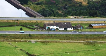 Trang trại biệt lập nằm giữa đường cao tốc ở Anh