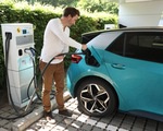 Đối với xe điện Tesla, pin mặt trời in trên nhựa được thử nghiệm tại Úc Đối với xe điện Tesla, pin mặt trời in trên nhựa được thử nghiệm tại Úc