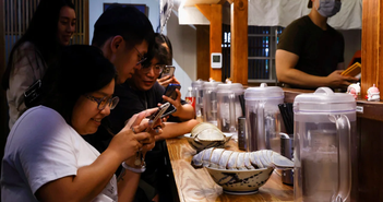 Độc lạ món mỳ ramen bọ biển 14 chân Độc lạ món mỳ ramen bọ biển 14 chân