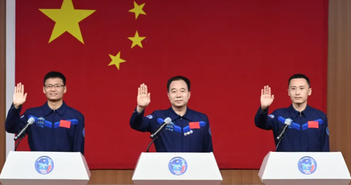 Trung Quốc đưa phi hành gia dân sự đầu tiên vào vũ trụ