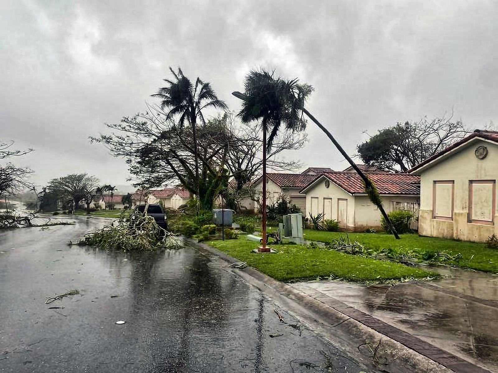 Siêu bão Mawar tiến gần về Philippines