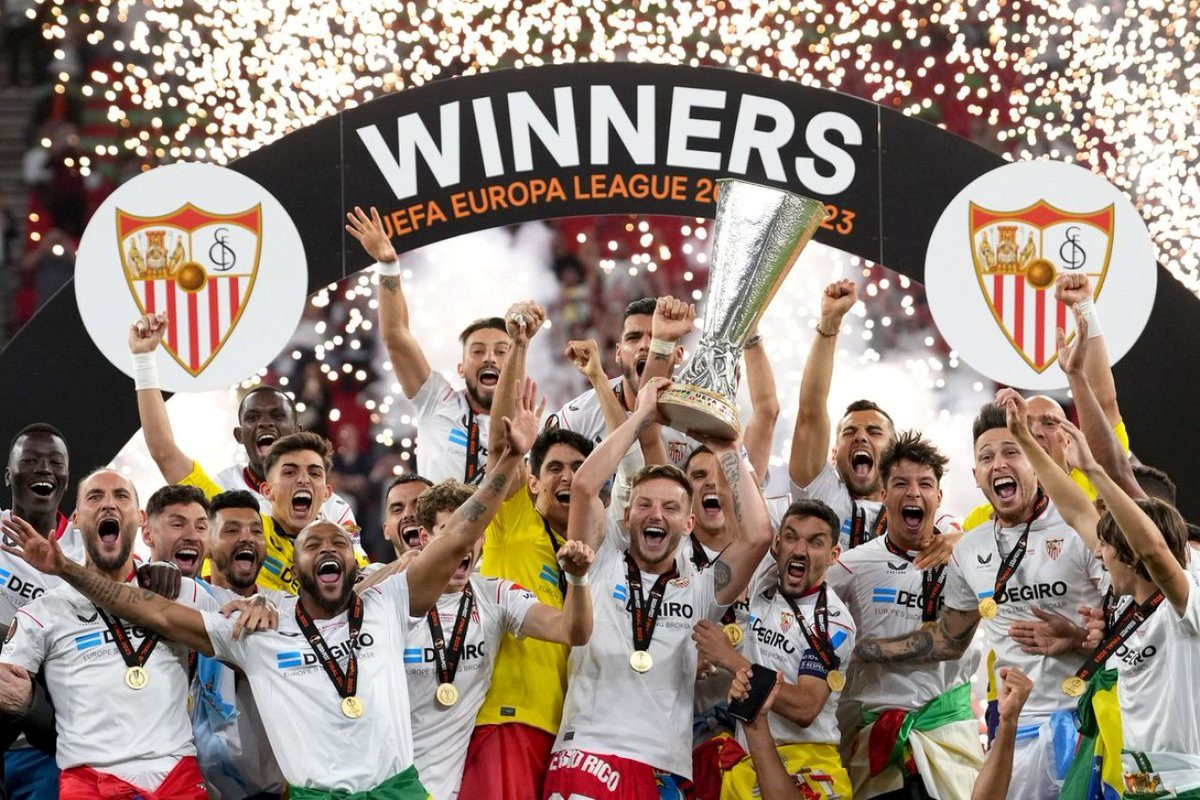 Marco lần đầu tiên bị đánh bại bởi Sevilla, đội đã giành chức vô địch Europa League.