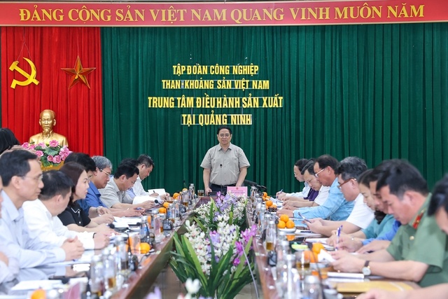 Thủ tướng kiểm tra tình hình sản xuất than, điện và cung ứng tại Quảng Ninh