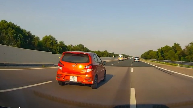 'Ô tô cóc' Toyota Wigo tạt đầu 'cà khịa' xe khác ở tốc độ hơn 100 km/giờ