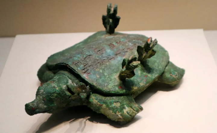 Lão nông câu cá vớt được "rùa lạ", không ngờ là bảo vật hơn 3.000 năm