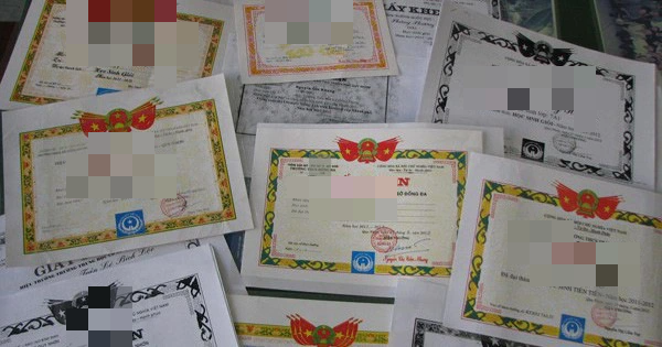 Có nên khoe điểm của con trên mạng xã hội?