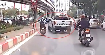 Xe bán tải suýt tông chết người trên phố sau khi bật đèn xi-nhan và chuyển hướng Xe bán tải suýt tông chết người trên phố sau khi bật đèn xi-nhan và chuyển hướng