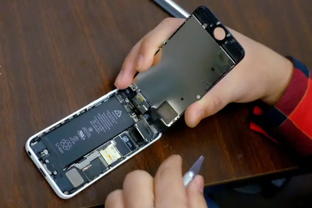 iPhone sẽ phải trang bị pin rời?