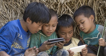 Những đứa trẻ Trung Quốc bị cha mẹ "bỏ rơi", phụ thuộc vào smartphone