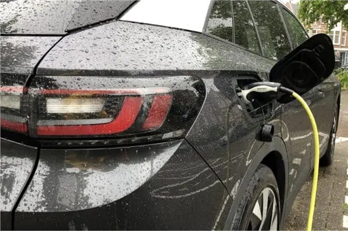 Sạc xe điện ngoài trời mưa có an toàn không?