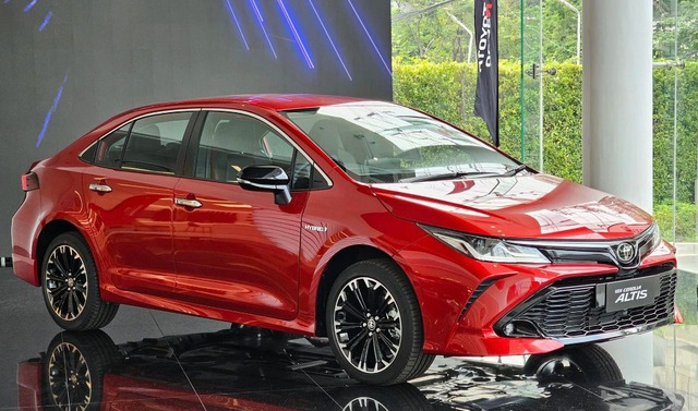 Mất dần sức hút, Toyota Corolla Altis nâng cấp "đấu" Honda Civic
