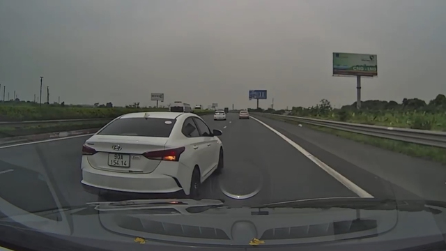 Ô tô Hyundai Accent chuyển làn ẩu, tạt đầu xe khác "như tự sát" trên cao tốc