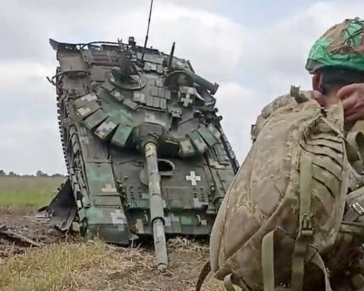 Xe tăng T-72 và xe bọc thép MRAP của Ukraine đè lên nhau vì điều gì?