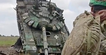 Xe tăng T-72 và xe bọc thép MRAP của Ukraine đè lên nhau vì điều gì? Xe tăng T-72 và xe bọc thép MRAP của Ukraine đè lên nhau vì điều gì?